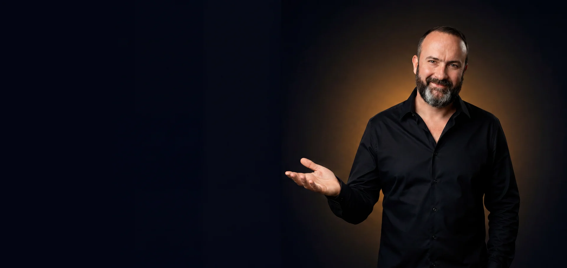 Cédric Anger, fondateur de Speed Ecom et de La Sphère, la main ouverte